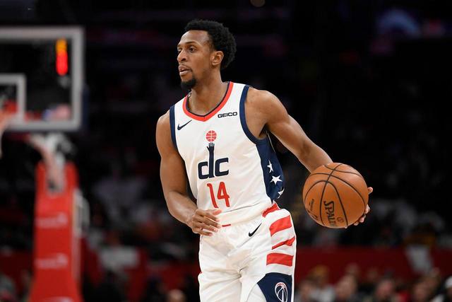 小卡缺阵哈登末节超神 快船力克独行侠追至2-2